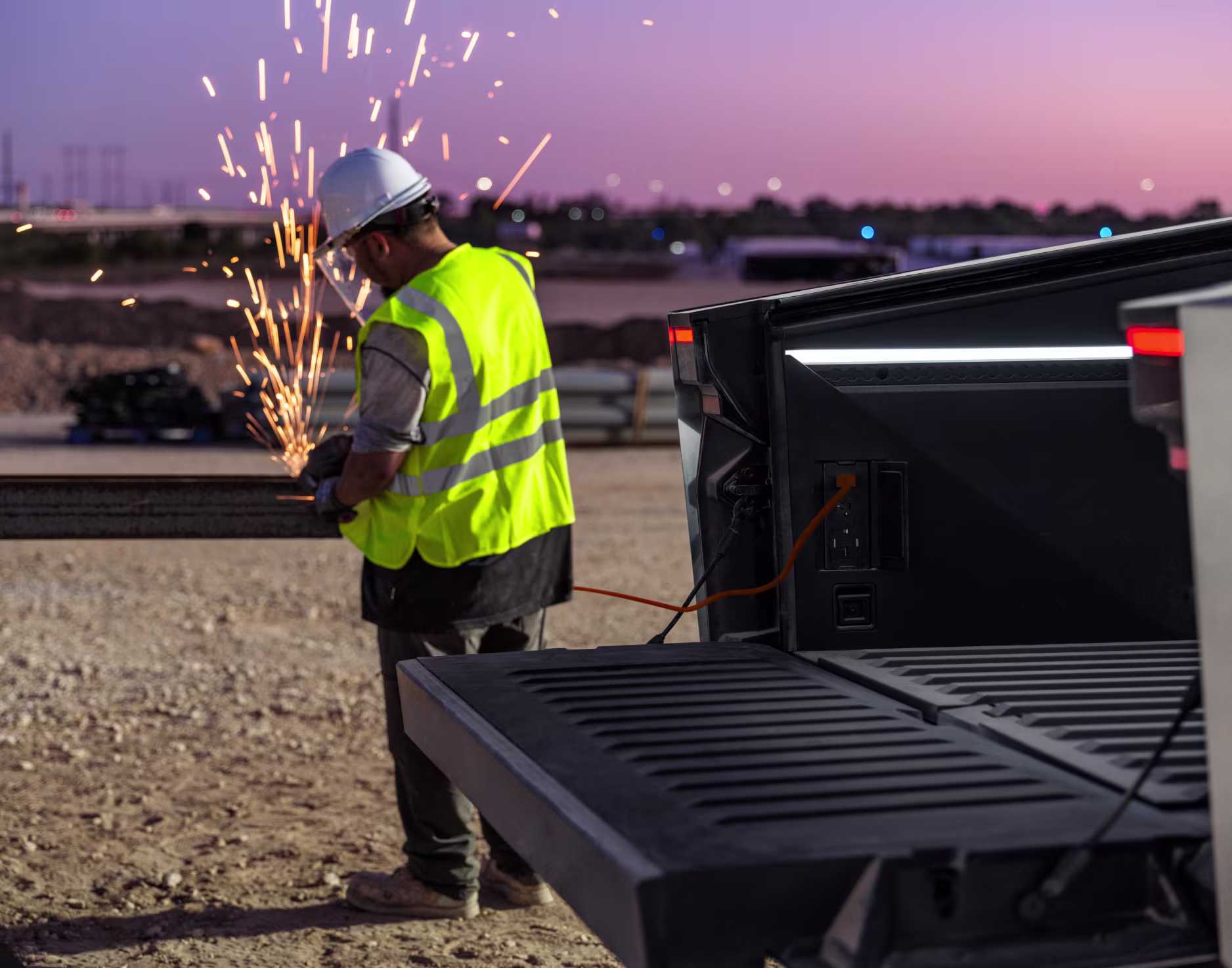 Cybertruck gövde içi prizlerle şantiye ekipmanlarını beslerken