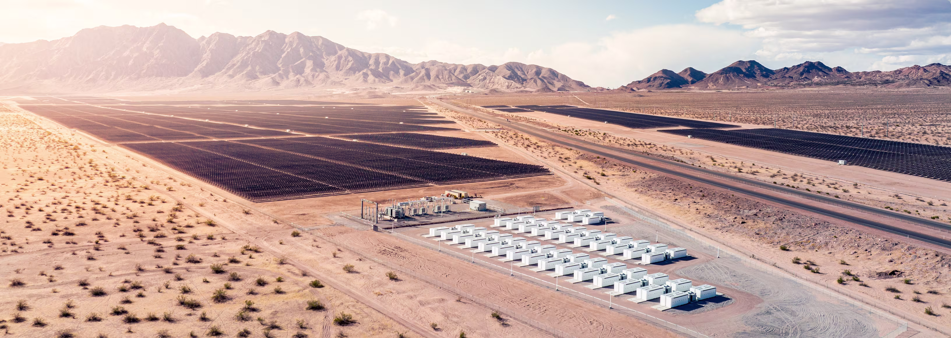Çöl manzarasında güneş santrali ve Megapack sahası